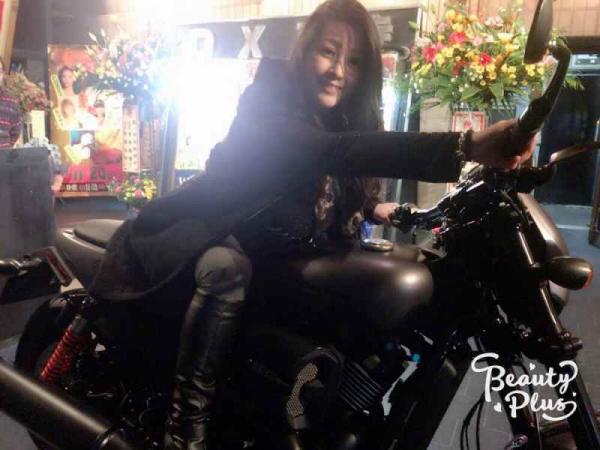 バイクにまたがるセクシー女優がかわいすぎるｗｗ（画像）