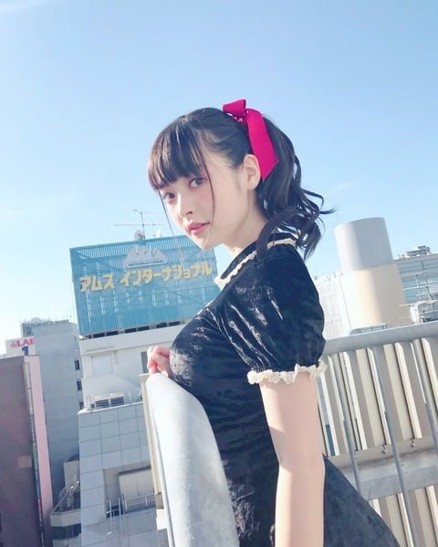 【画像】上坂すみれさん、手すりにお胸を乗せてしまうｗｗｗｗｗｗｗｗｗｗｗｗｗｗ