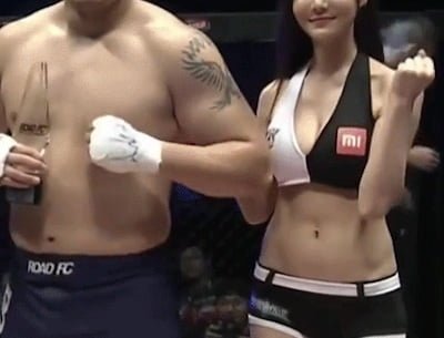 【GIF画像】格闘家が巨乳ラウンドガールのお●ぱいを間違って触ってしまうGIFがエ□いｗｗｗｗｗｗｗｗｗｗ