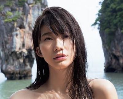 【画像】「リアル峰不二子」小倉優香、ファスナー下ろし豊満バストちらり！これはエ□すぎる！