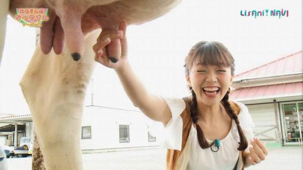 めちゃくちゃ笑顔で牛の乳搾りをする美人声優ｗｗｗ（画像）