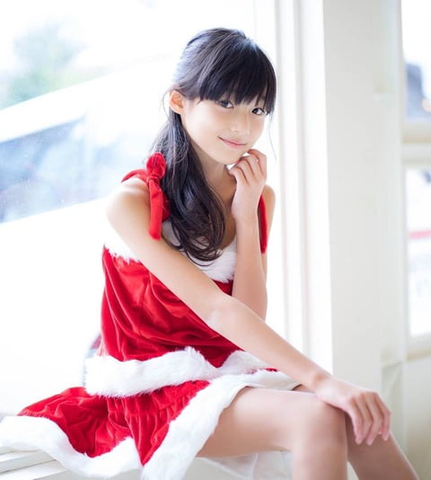 【悲報】 JS11歳さん、サンタコスをしてしまう （※画像あり）