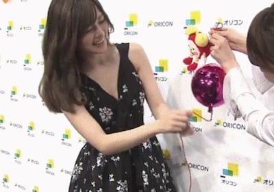 【GIF画像】この白石麻衣の「胸チラGIF」がマジでエ□すぎるｗｗｗｗｗｗｗｗｗｗｗｗ