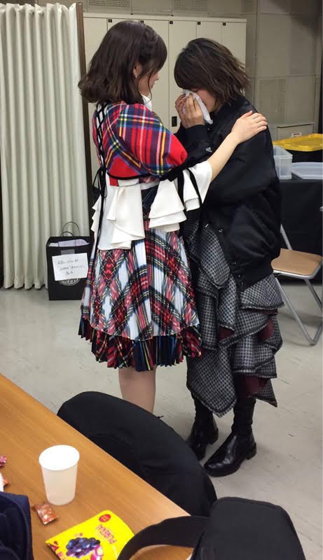 生駒ちゃん、卒業していくまゆゆを前にして泣く。 （※画像あり）