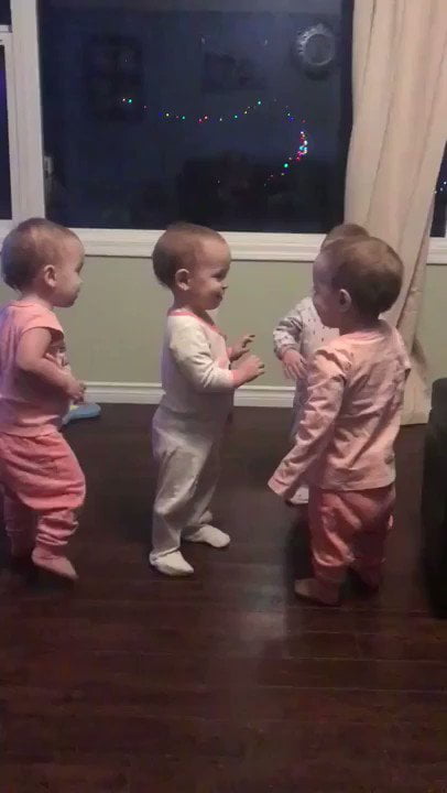 お互いをハグし続ける四つ子！！なんという…なんというほのぼの動画