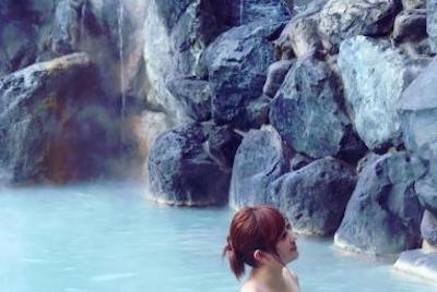 【画像】菊地亜美が温泉写真をアップ！これビーチク見えてるんじゃね？