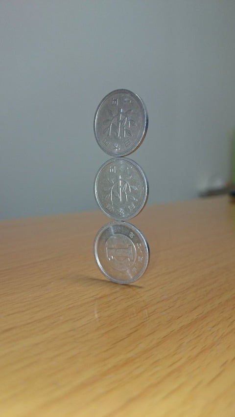 コインタワーの人、1円玉を縦に3枚積み上げる （※画像あり）