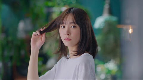 新垣結衣ショートパンツで美脚披露！　「何見てるの？」と囁き、微笑みかけるシーンも（※画像あり）