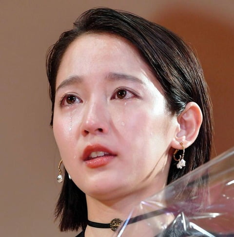 【悲報】吉岡里帆さん大号泣、「自分は真ん中に立つ人間じゃない、華がない」と自信を持てない模様