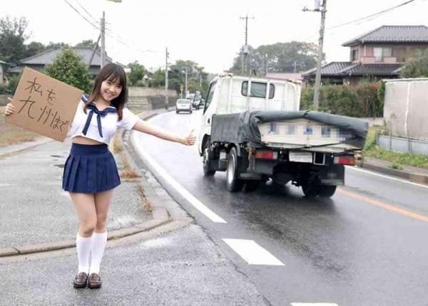 ミニスカでセクシーすぎる女性のヒッチハイカーが発見されるｗｗ（画像）