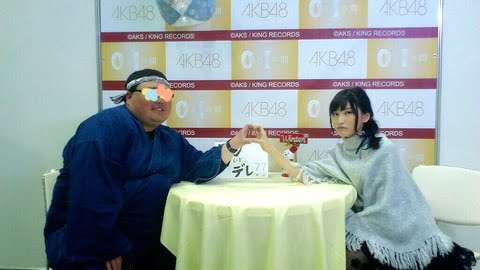 AKBさん、クソデブブサイクとツーショットを撮って目が死んでしまうｗｗ。ｗｗ。ｗｗ。ｗｗ。（※画像あり）