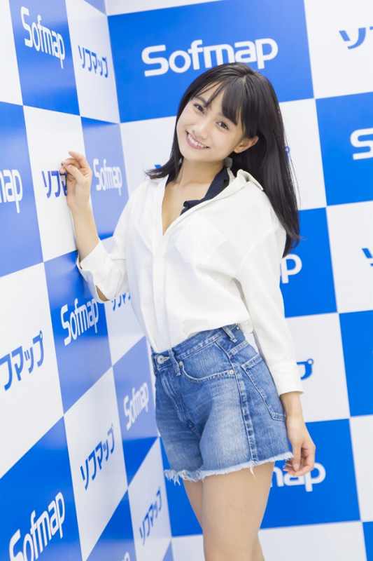 スレンダー美少女がソフマップに短パンで登場ｗｗかわいすぎるｗｗｗ（画像）