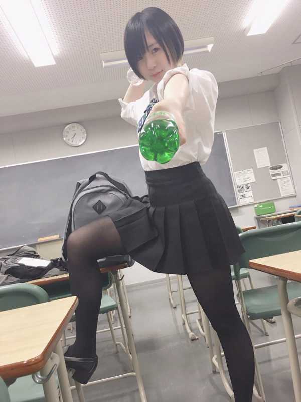 太ももがセクシーすぎるJK、自撮り写真を投稿しまくってしまうｗｗｗ（画像）