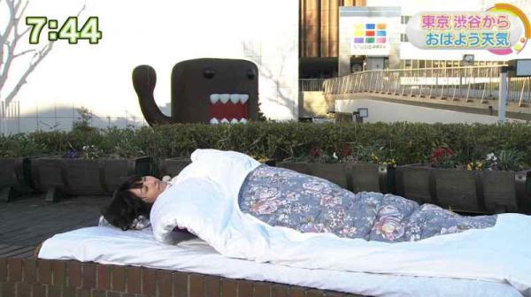 路上で寝る美少女が発見されるｗｗｗｗ（画像）