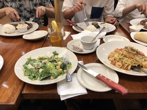 【画像】AKBメンバーと行くグアムツアーの現地食事wwwwwwwwwwww