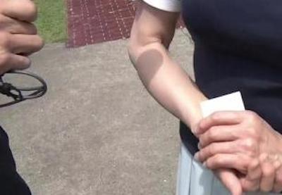 【画像】NHKのニュースにとんでもない巨乳が映り込む！