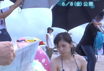 【画像】松岡茉優のビキニ姿！こんなにお●ぱいデカかったのかよ！