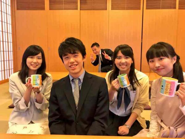 藤井聡太を囲む美少女ｗｗかわいすぎるｗｗ（画像）
