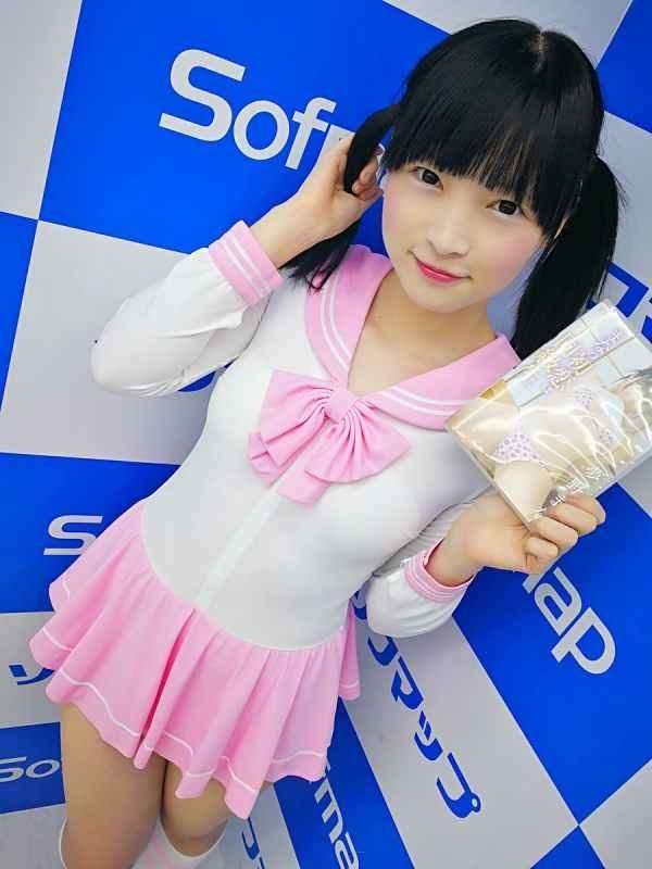 童顔の美少女がイベントにセーラー服っぽいコスチュームで登場ｗｗかわいすぎるｗｗｗ（画像）