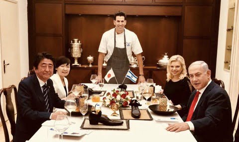 【屈辱】安倍晋三さん、イスラエルの晩餐で皿の代わりに革靴に食い物を入れられる （※画像あり）
