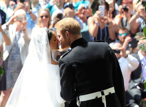 朝日新聞、英王室の２人を「異色のカップル」