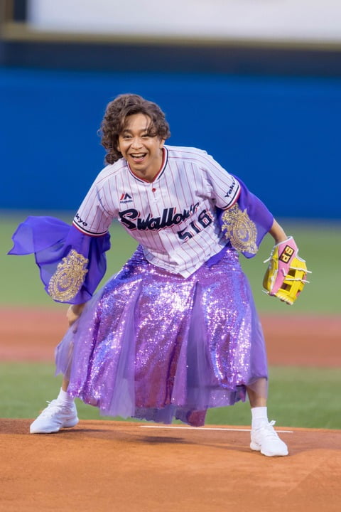 【悲報】城島茂さん、女装してニッコニコで始球式をしてしまう （※画像あり）