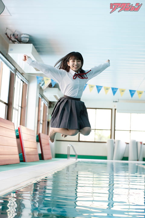 【HKT48】新センター・矢吹奈子（16）、可愛すぎる制服姿でプールにジャンプ （※画像あり）