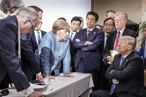 【画像】　G7サミットの画像、各国首脳の目線が全くあってなくて中世の絵画みたいになってる