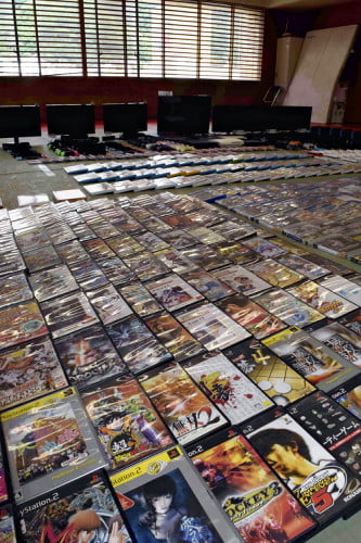 警察さん「大量にテレビゲーム押収したから報道用に並べたろ！」