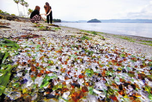 【話題】〈画像〉まるで「宝石の国」「まさにインスタ映え」輝くガラスの砂浜、アサリ育てる…ネットで話題