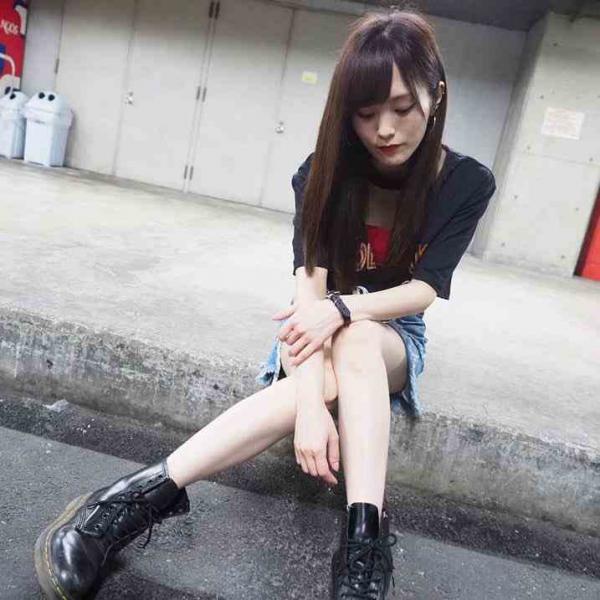 山本彩のミニスカ姿、脚のガリガリさに目がいってしまうｗｗｗ（画像）