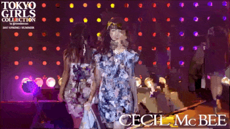 【GIF】胸が大きすぎるモデルさん、歩くだけでお胸が暴れてしまう