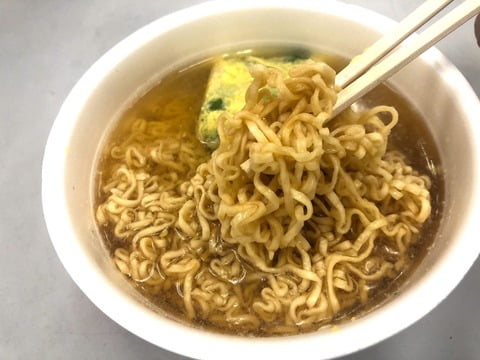 【画像】カップ麺やカップ焼きそば、袋めんは水でもカンタン　災害時に使える
