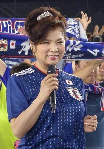 日本代表ユニフォームを着た八代亜紀さんｗｗｗ色気が凄いｗｗｗ（画像）