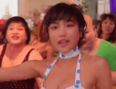 【GIF画像】水着で踊るサトエリがいくらなんでもエ□可愛すぎるｗｗｗｗｗｗｗｗｗｗｗｗ