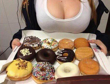 【画像】男の99割がお胸に夢中でネズミに気づかない画像ｗｗｗｗｗｗｗｗｗｗｗｗｗ