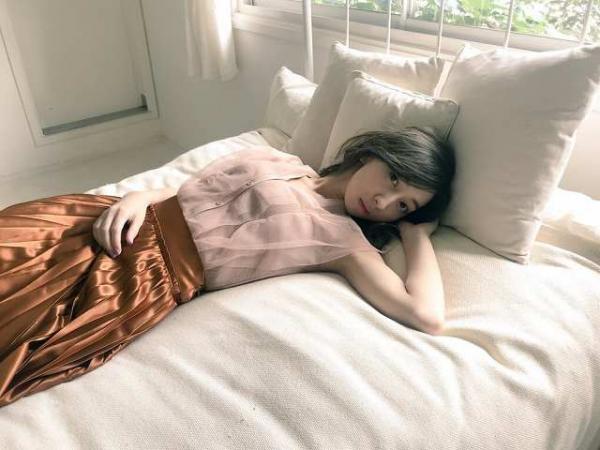 美人声優の飯田里穂さん、ベッドで寝そべるｗｗｗかわいいｗｗｗ（画像）