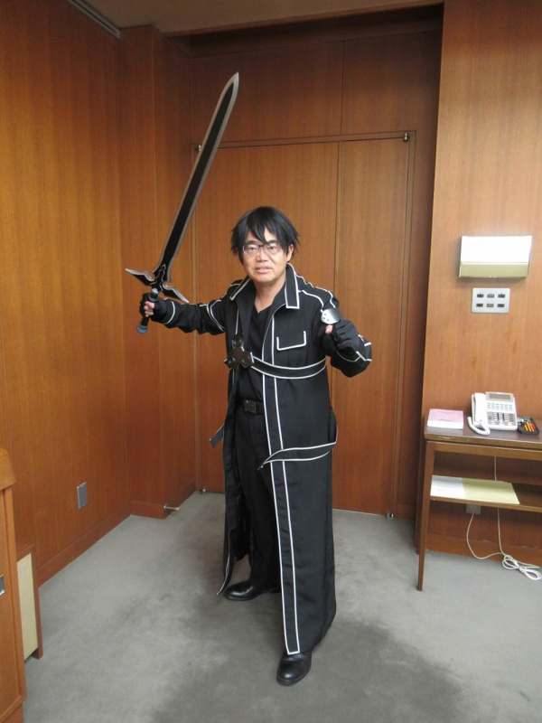 おじさんがSAOのキリトのコスプレをしてしまうｗｗｗ（画像）