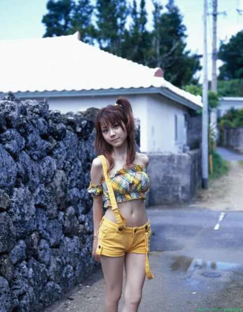 田舎にかわいい衣装を着た美少女が発見されるｗｗｗ（画像）