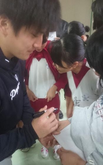 女子小学生さん、プロ野球選手に体操服にサインを書いてもらうｗｗｗ（画像）