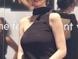 【画像】超人気アイドル、8年で普通乳から爆.乳に進化してる！