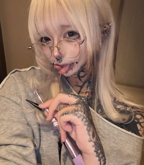 【画像】スプタン舌ピ鼻ピ口ピ入れ墨まんさん、流石にエロすぎるwwwwwwwwwwwww