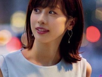 【画像】加藤綾子アナのたわわに実った乳房、これ絶対柔らかいヤツだろ！