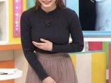 【画像】女子アナさん、生放送中に自分の乳房とマ●コを触りだしてしまう！